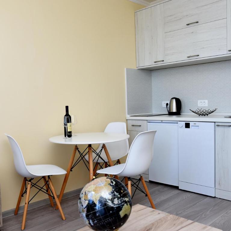 Sunset Vista Apartments - One-Bedroom Apartment - 3
