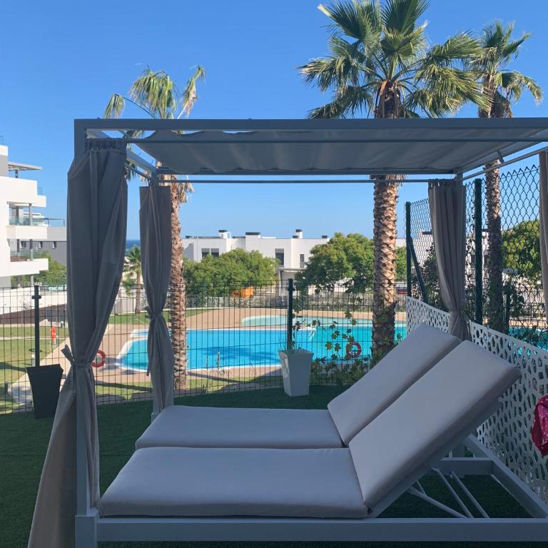 CASA CASU NEW STUNNING 3 BED RAISED GROUND FLOOR APARTMENT & HUGE BALCONY WITH SEA POOL & MOUNTAIN VIEW INDOOR & OUTDOOR SWIMMING POOLS & GYM WALKING DISTANCE TO BEACH PORT Estepona TRAVELLER AWARD 2023 - Three-Bedroom Apartment - 49