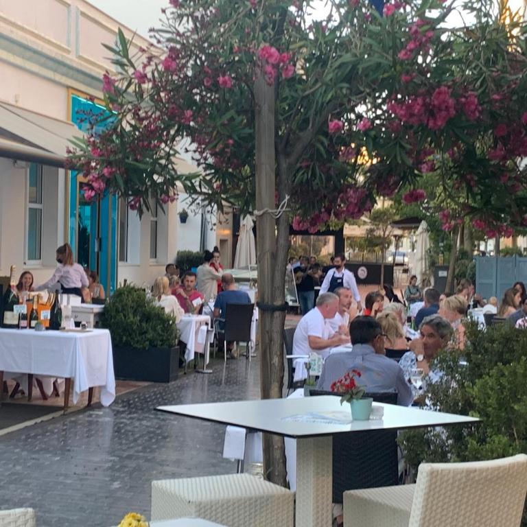 CASA CASU NEW STUNNING 3 BED RAISED GROUND FLOOR APARTMENT & HUGE BALCONY WITH SEA POOL & MOUNTAIN VIEW INDOOR & OUTDOOR SWIMMING POOLS & GYM WALKING DISTANCE TO BEACH PORT Estepona TRAVELLER AWARD 2023 - Three-Bedroom Apartment - 95
