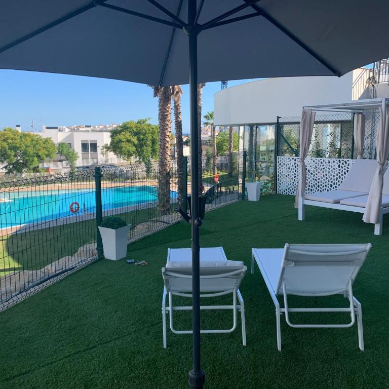 CASA CASU NEW STUNNING 3 BED RAISED GROUND FLOOR APARTMENT & HUGE BALCONY WITH SEA POOL & MOUNTAIN VIEW INDOOR & OUTDOOR SWIMMING POOLS & GYM WALKING DISTANCE TO BEACH PORT Estepona TRAVELLER AWARD 2023 - Three-Bedroom Apartment - 12