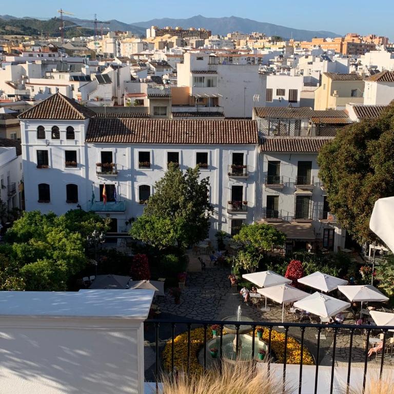 CASA CASU NEW STUNNING 3 BED RAISED GROUND FLOOR APARTMENT & HUGE BALCONY WITH SEA POOL & MOUNTAIN VIEW INDOOR & OUTDOOR SWIMMING POOLS & GYM WALKING DISTANCE TO BEACH PORT Estepona TRAVELLER AWARD 2023 - Three-Bedroom Apartment - 97