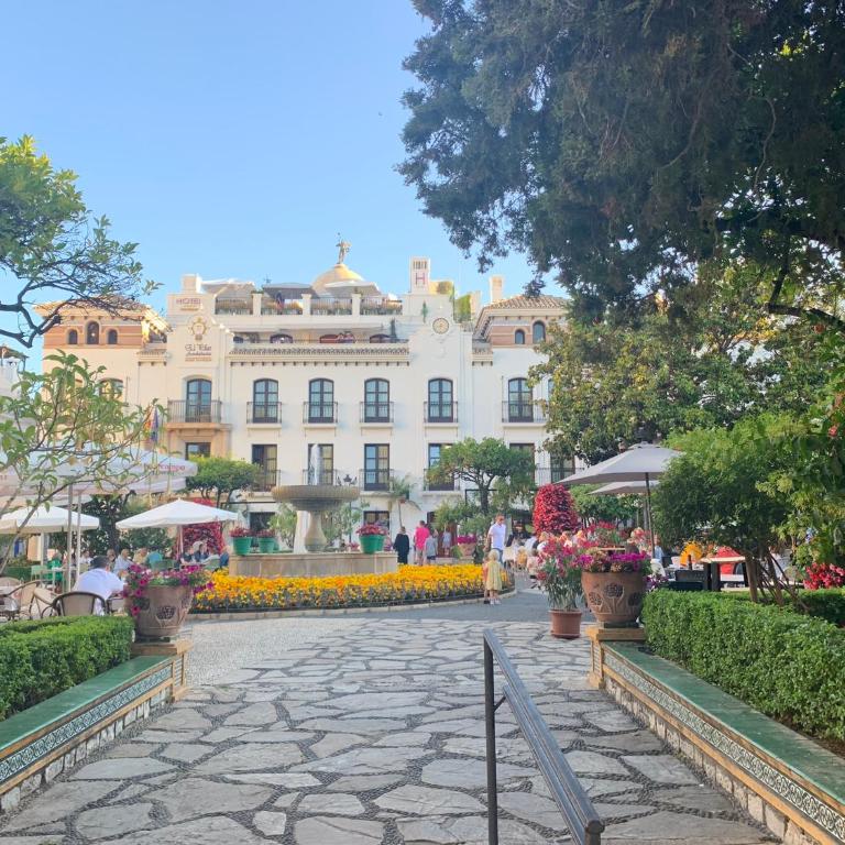 CASA CASU NEW STUNNING 3 BED RAISED GROUND FLOOR APARTMENT & HUGE BALCONY WITH SEA POOL & MOUNTAIN VIEW INDOOR & OUTDOOR SWIMMING POOLS & GYM WALKING DISTANCE TO BEACH PORT Estepona TRAVELLER AWARD 2023 - Three-Bedroom Apartment - 93