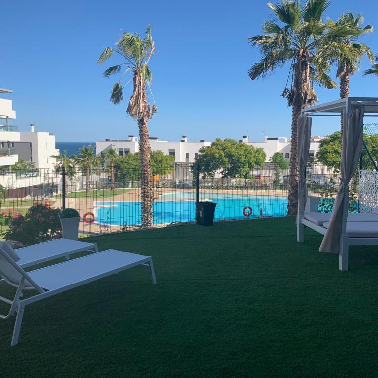 CASA CASU NEW STUNNING 3 BED RAISED GROUND FLOOR APARTMENT & HUGE BALCONY WITH SEA POOL & MOUNTAIN VIEW INDOOR & OUTDOOR SWIMMING POOLS & GYM WALKING DISTANCE TO BEACH PORT Estepona TRAVELLER AWARD 2023 - Three-Bedroom Apartment - 55