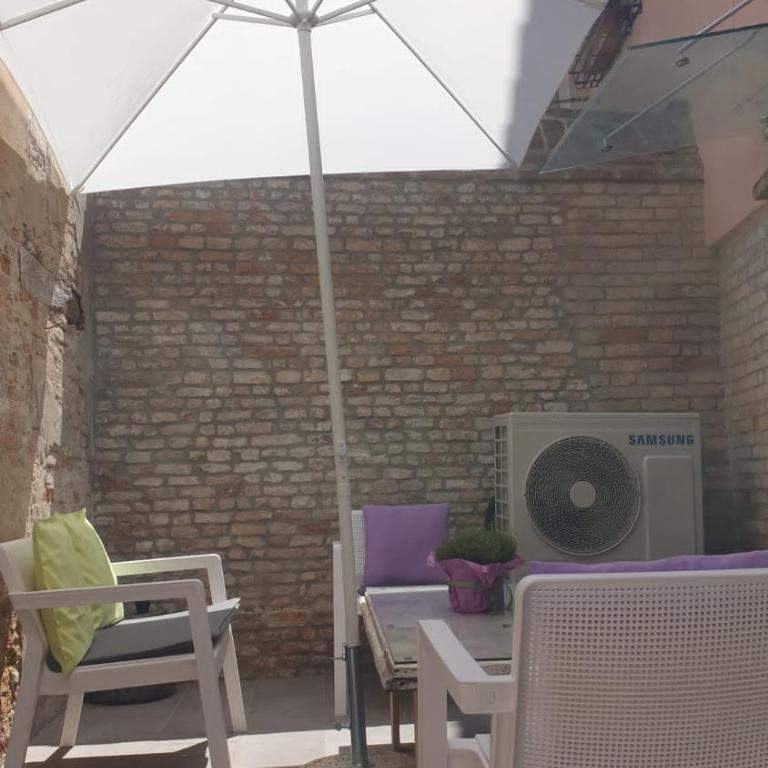 Venice Apartment with Private Courtyard - Three-Bedroom Apartment - 3