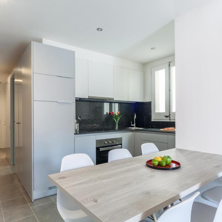 Aparteasy - Deluxe Family Apartments with Pool - Three-Bedroom Apartment - 3