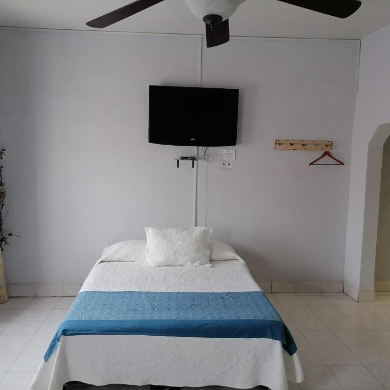 Hotel Santa Ana - Habitación Familiar con balcón - 13