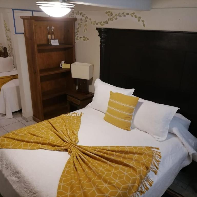 Hotel Santa Ana - Habitación Triple - 11