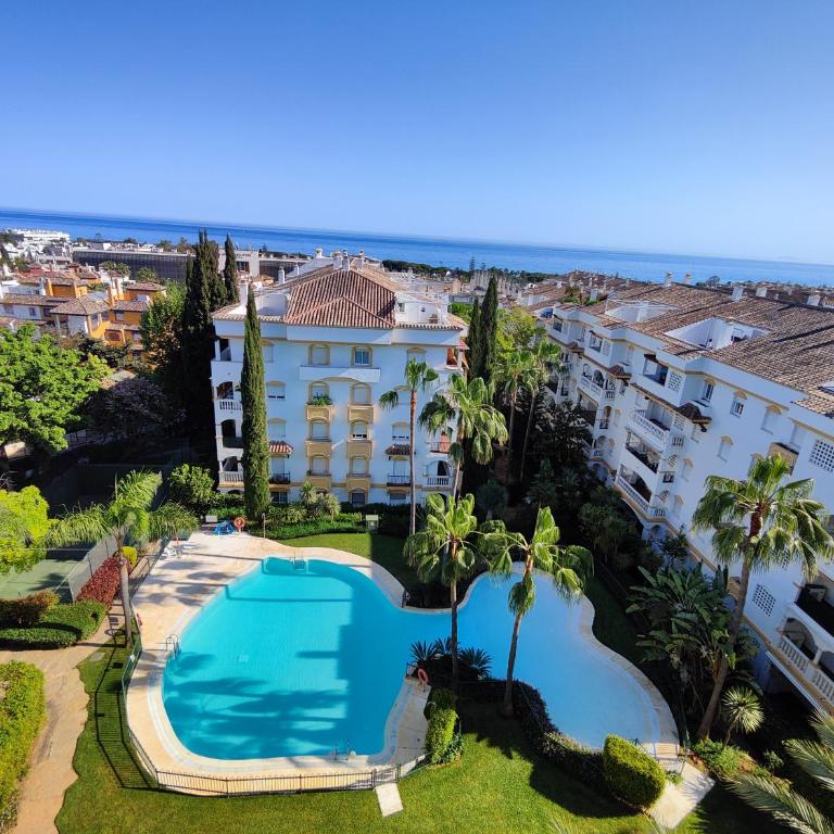 ✰ Luxurious 5 Bedroom PENTHOUSE. Sea Views. Hot Tub. BBQ. Golden Mile - Apartment - 2