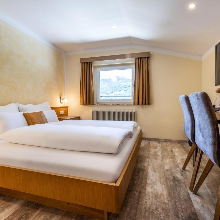 Der Burgblick-Adults Only 24 H Self Check In - Budget Double Room 2nd Floor with Castle View - without balcony - 3