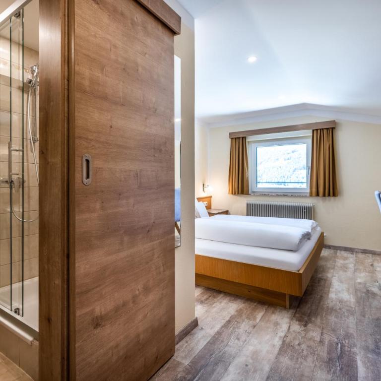 Der Burgblick-Adults Only 24 H Self Check In - Budget Double Room 2nd Floor with Castle View - without balcony - 4