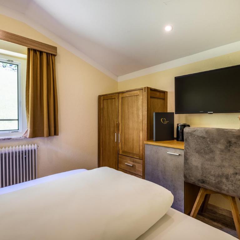 Der Burgblick-Adults Only 24 H Self Check In - Small Single Room with Meadow View 2nd Floor - without balcony - 3