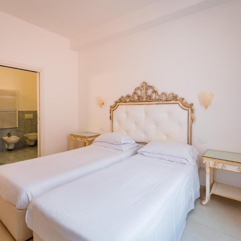 Residenza Due Torri check in presso HOTEL CENTRALE Vicolo Cattani 7 - Camera Matrimoniale/Doppia con Letti Singoli - 3