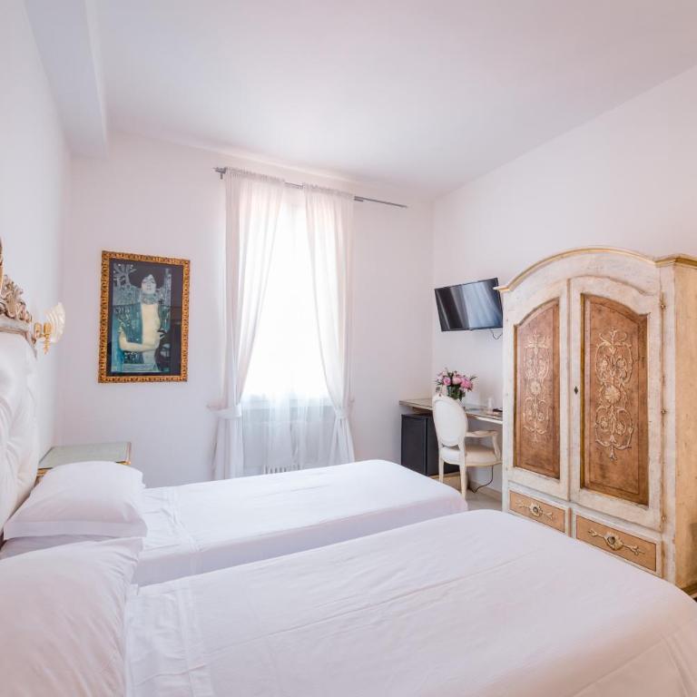 Residenza Due Torri check in presso HOTEL CENTRALE Vicolo Cattani 7 - Camera Matrimoniale/Doppia con Letti Singoli - 4