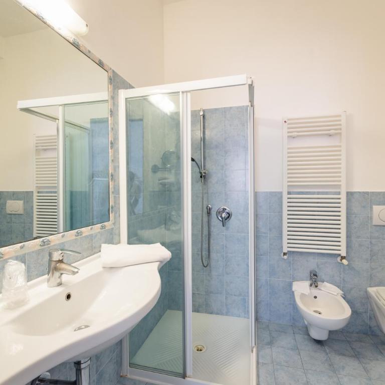 Residenza Due Torri check in presso HOTEL CENTRALE Vicolo Cattani 7 - Camera Matrimoniale/Doppia con Letti Singoli - 5