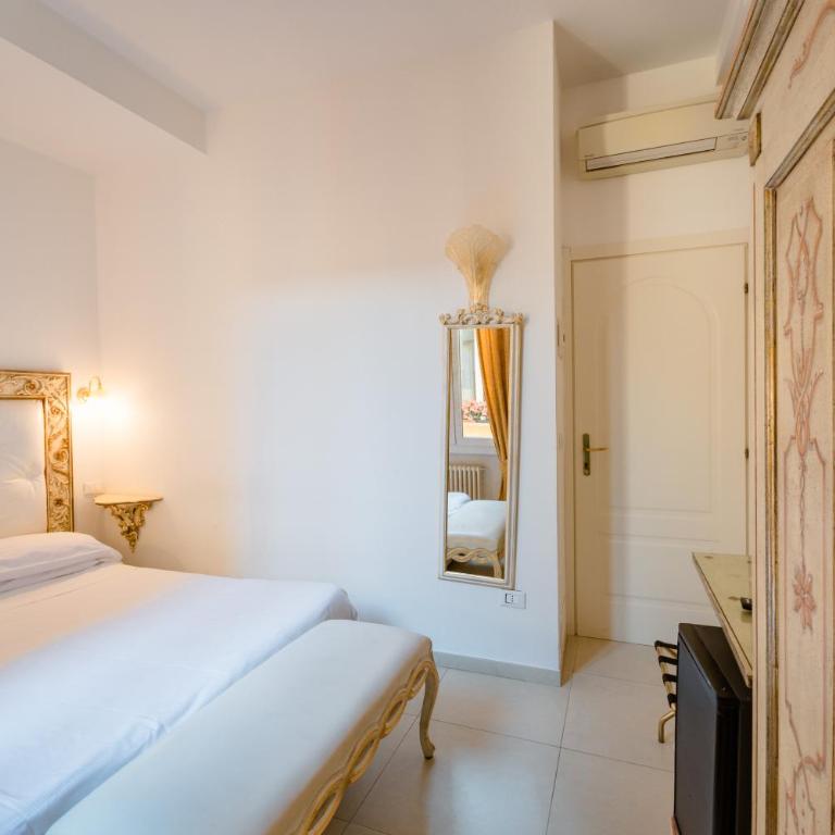 Residenza Due Torri check in presso HOTEL CENTRALE Vicolo Cattani 7 - Camera Matrimoniale/Doppia con Letti Singoli - 2