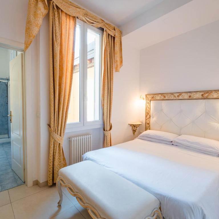 Residenza Due Torri check in presso HOTEL CENTRALE Vicolo Cattani 7 - Camera Matrimoniale/Doppia con Letti Singoli - 1