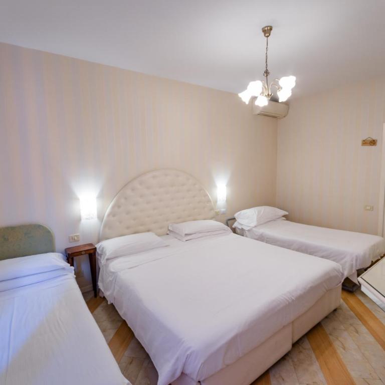 Residenza Due Torri check in presso HOTEL CENTRALE Vicolo Cattani 7 - Camera Quadrupla - 6