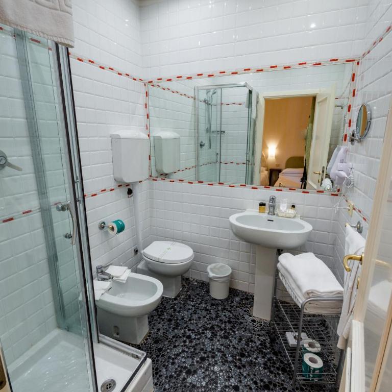 Residenza Due Torri check in presso HOTEL CENTRALE Vicolo Cattani 7 - Camera Quadrupla - 3