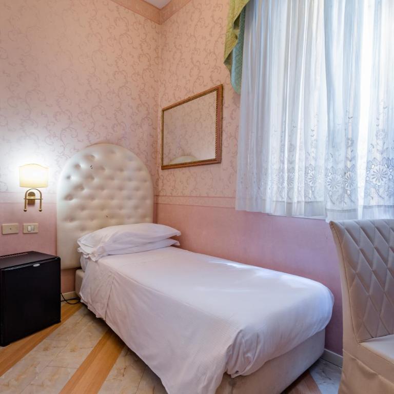 Residenza Due Torri check in presso HOTEL CENTRALE Vicolo Cattani 7 - Camera Singola - 4