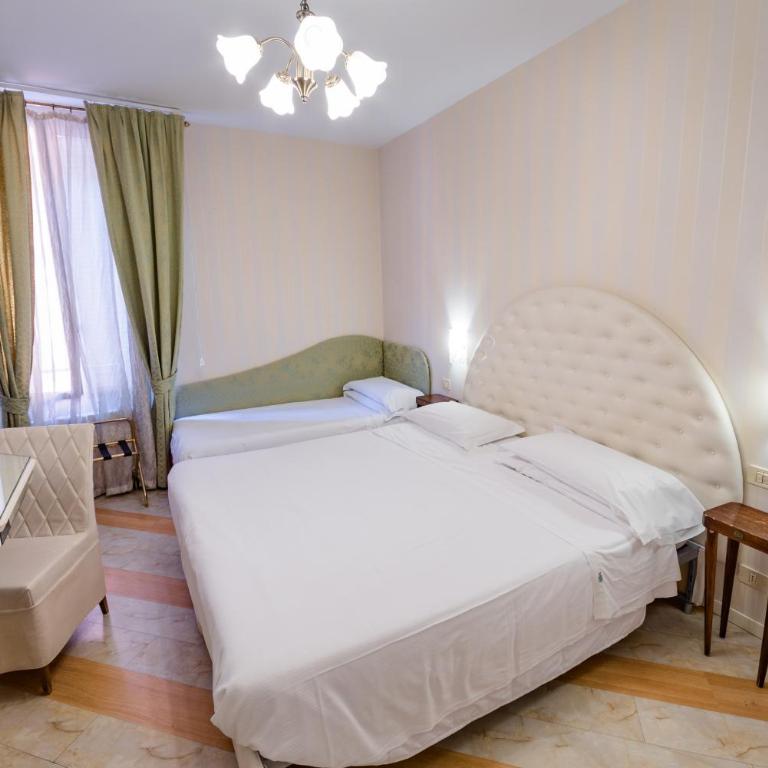 Residenza Due Torri check in presso HOTEL CENTRALE Vicolo Cattani 7 - Camera Tripla - 2