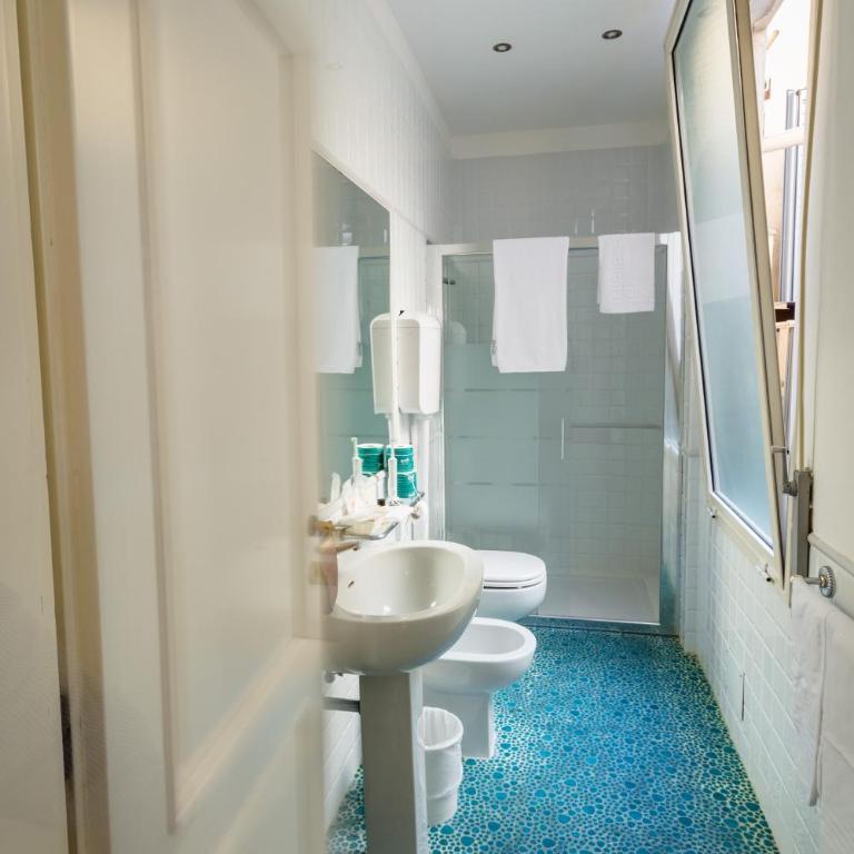 Residenza Due Torri check in presso HOTEL CENTRALE Vicolo Cattani 7 - Camera Quadrupla - 4