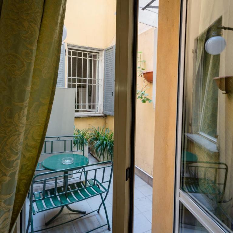 Residenza Due Torri check in presso HOTEL CENTRALE Vicolo Cattani 7 - Camera Tripla - 5