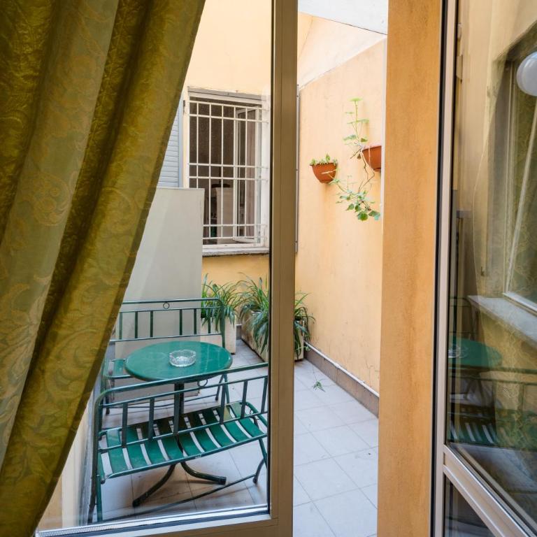 Residenza Due Torri check in presso HOTEL CENTRALE Vicolo Cattani 7 - Camera Tripla - 3