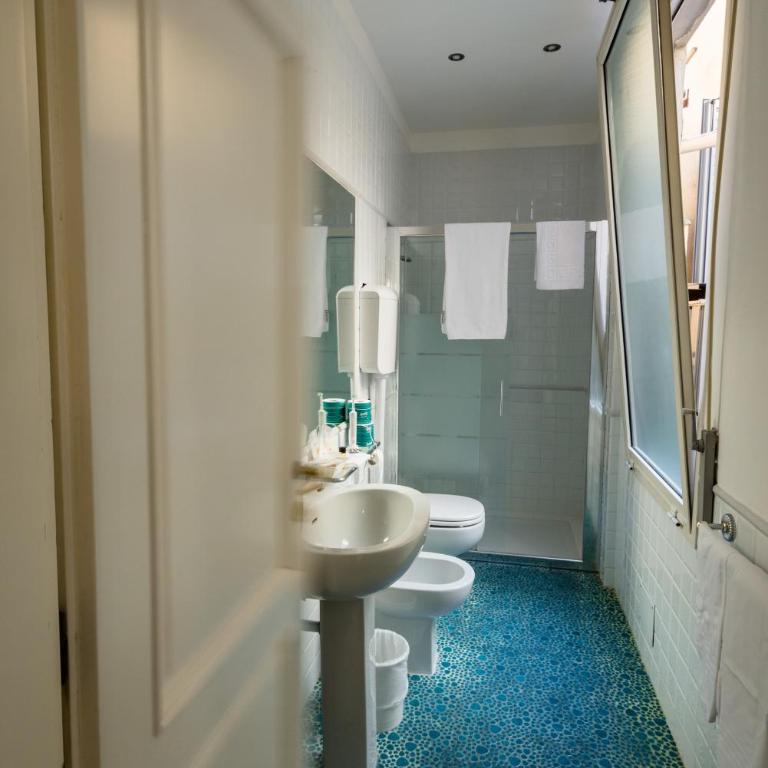 Residenza Due Torri check in presso HOTEL CENTRALE Vicolo Cattani 7 - Camera Tripla - 1