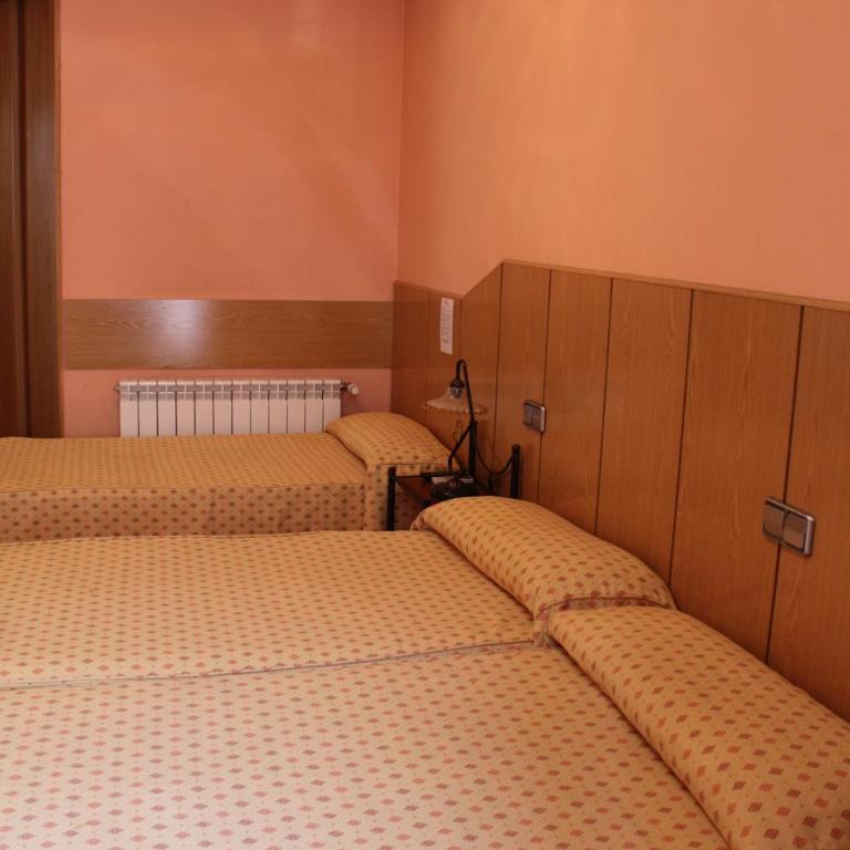 Hostal Maria Ronda - Twin Room with Extra Bed - 3