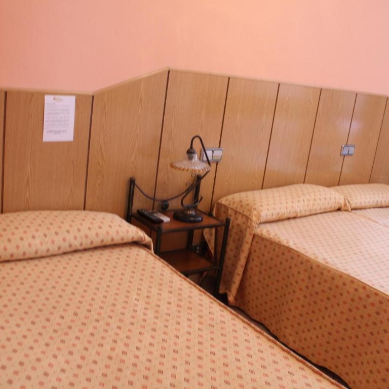 Hostal Maria Ronda - Twin Room with Extra Bed - 1