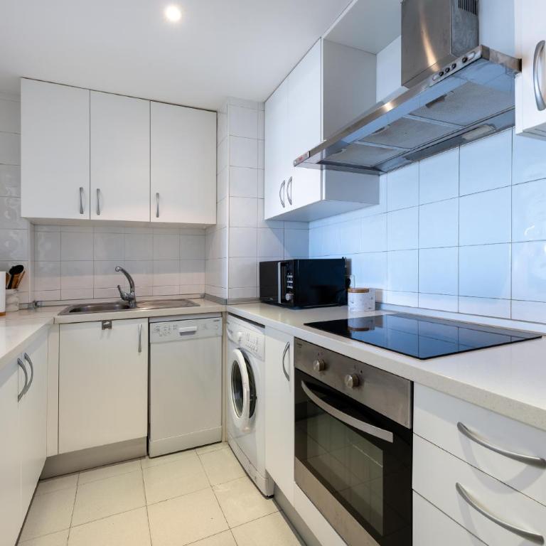 Apartment in Puerto Banus with pool views and parking - Two-Bedroom Apartment - 16