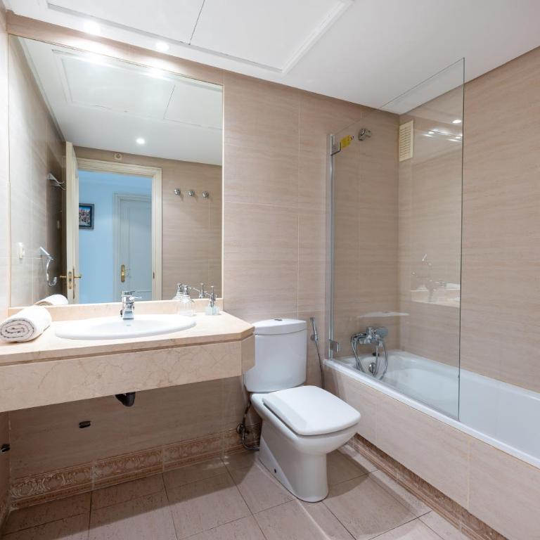Apartment in Puerto Banus with pool views and parking - Two-Bedroom Apartment - 14
