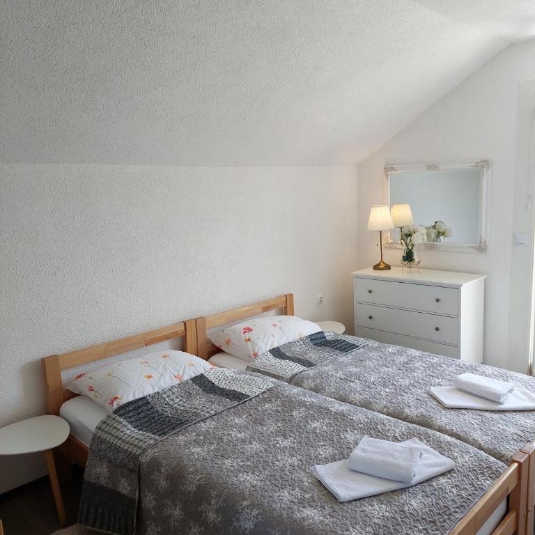 La Reina Una - Two-Bedroom House - 17