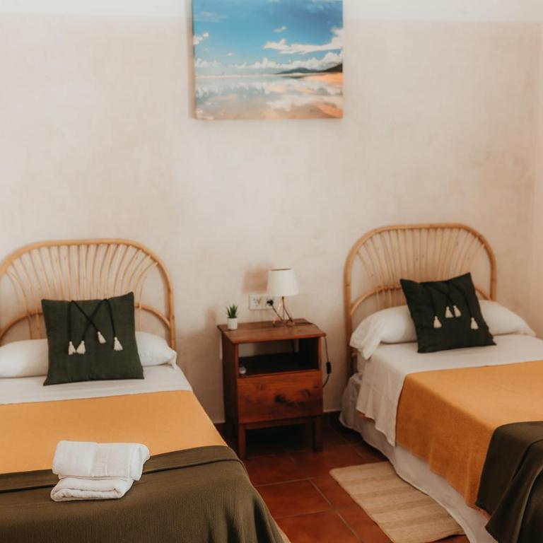 Hostal Africa - Habitación Doble con baño privado - 1 o 2 camas - 2
