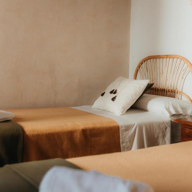 Hostal Africa - Habitación Doble con baño privado - 1 o 2 camas - 3