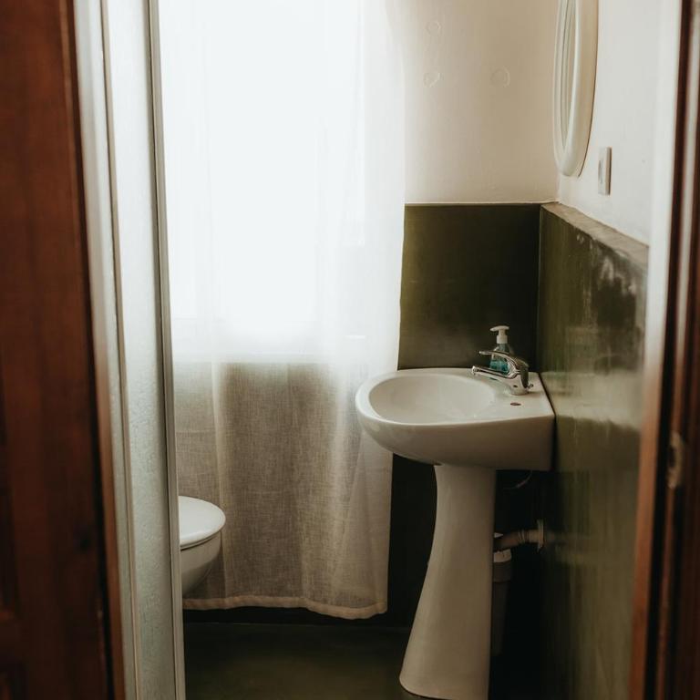 Hostal Africa - Habitación Doble con baño privado - 1 o 2 camas - 4