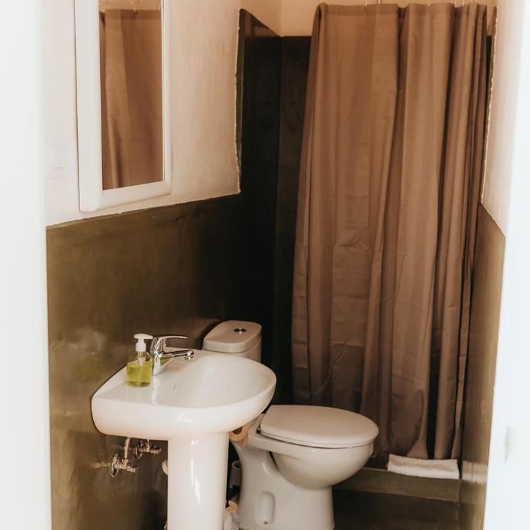 Hostal Africa - Habitación Doble con baño privado - 1 o 2 camas - 5