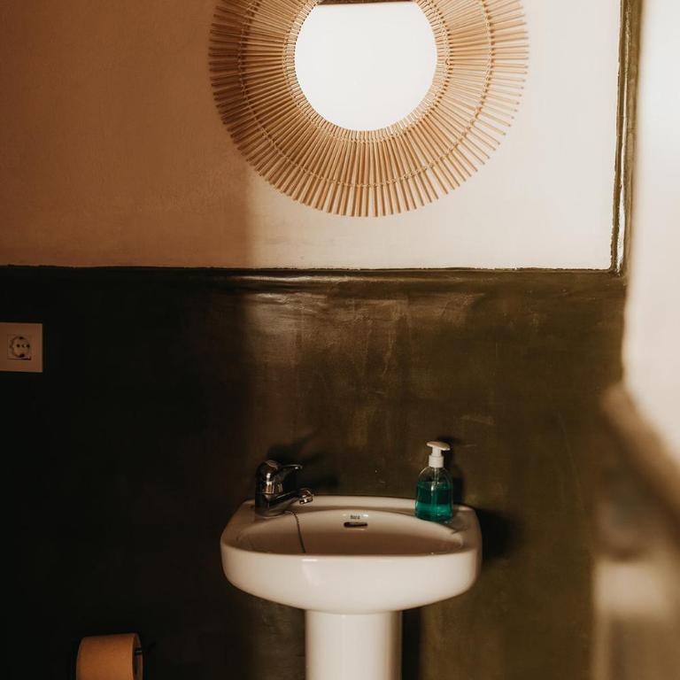 Hostal Africa - Habitación Doble con baño privado - 1 o 2 camas - 8