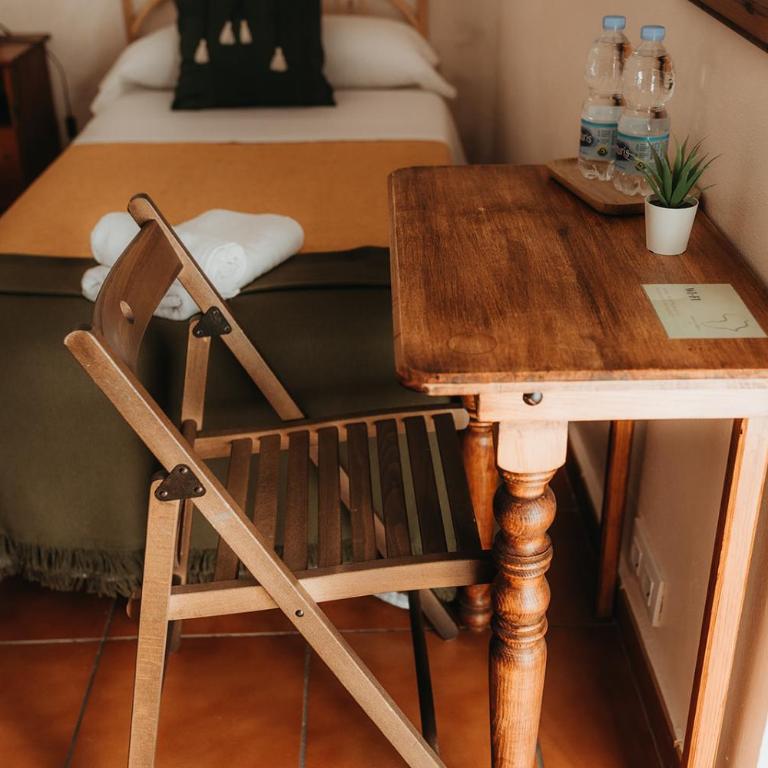 Hostal Africa - Habitación Doble con baño privado - 1 o 2 camas - 10