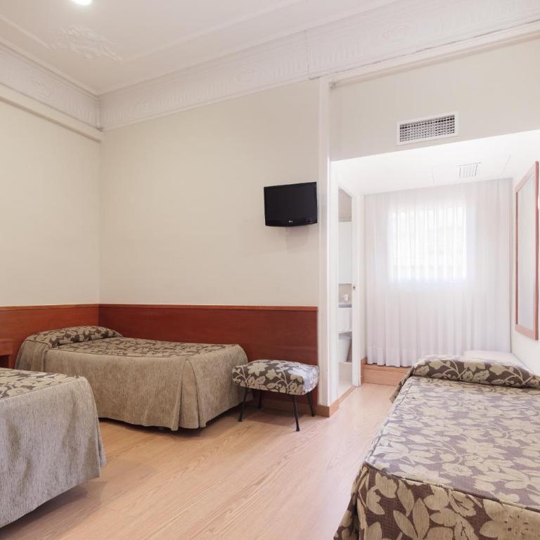 Hostal Oliva - Quadruple Room - 5