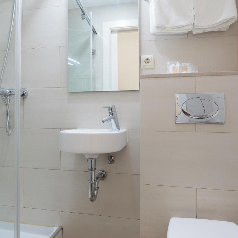 Hostal Oliva - Standard Double Room - 11