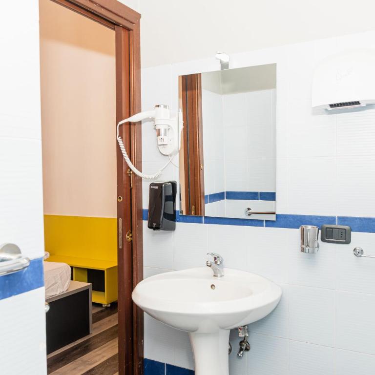 Free Hostels Roma - Camera Matrimoniale con Bagno Privato - 4