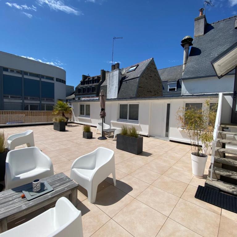 Votre mini maison en plein cœur du centre ville -terrasse - et parking privé sur place clos - draps et ménage inclus - Apartment - 1