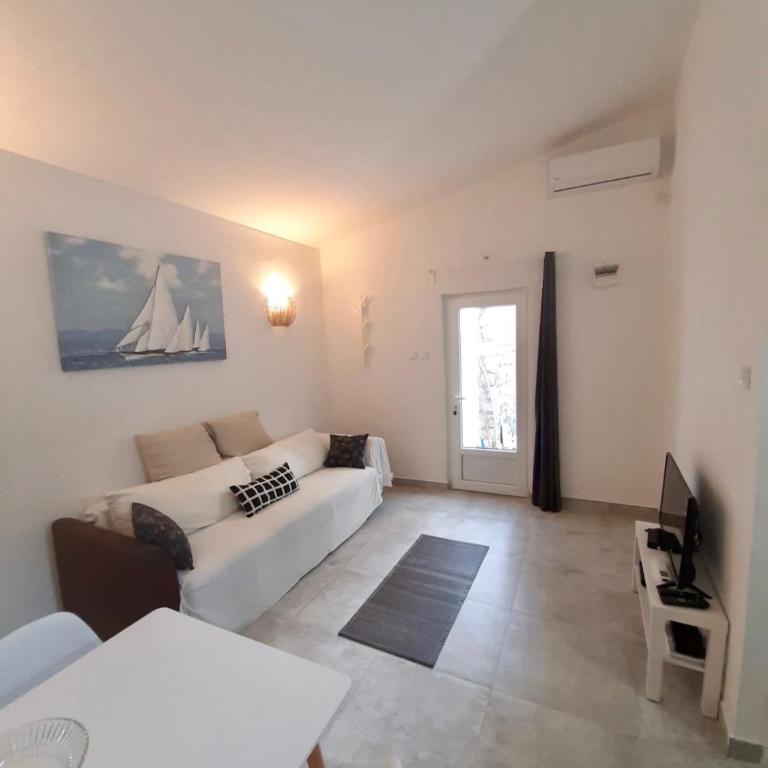 Apartment White - Two-Bedroom Apartment - 7