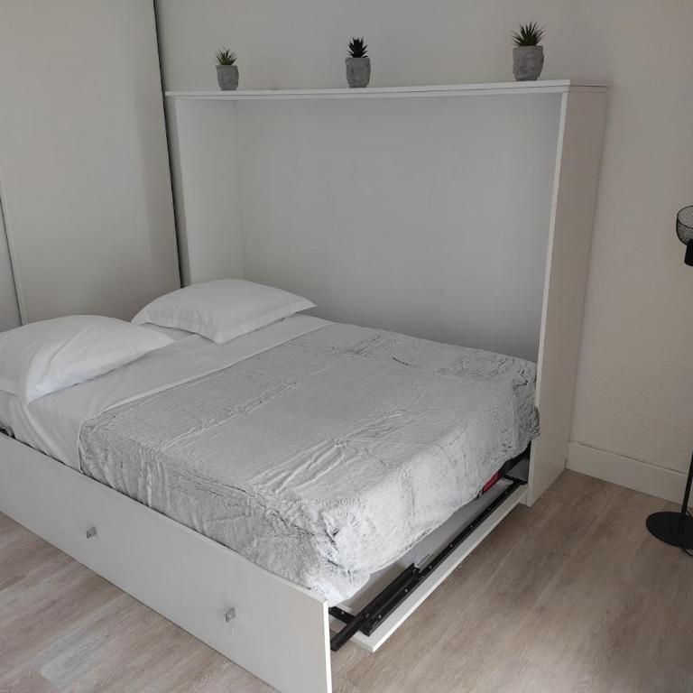Charmant studio lumineux avec piscine CLIMATISATION - One-Bedroom Apartment - 6