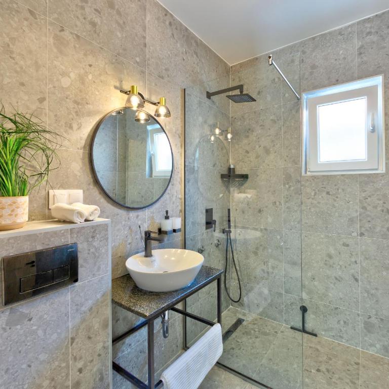 Villa Amaleo - Deluxe Double Room with Balcony and Sea View - 8