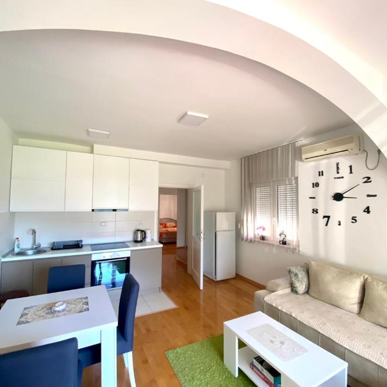 Jovana -- porodicni apartmani Igalo - One-Bedroom Apartment - 12