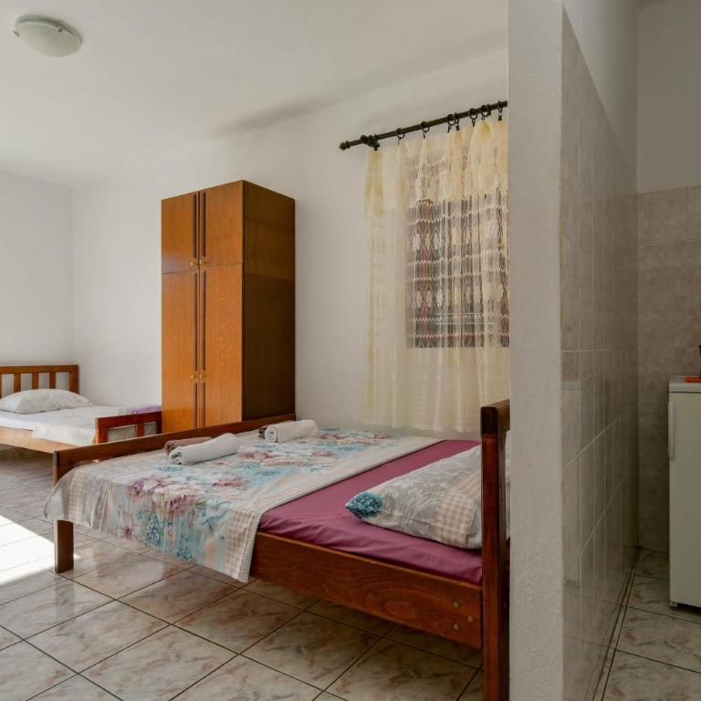 Rooms and Apartments Oregon - Quadruple Room with Balcony - 2