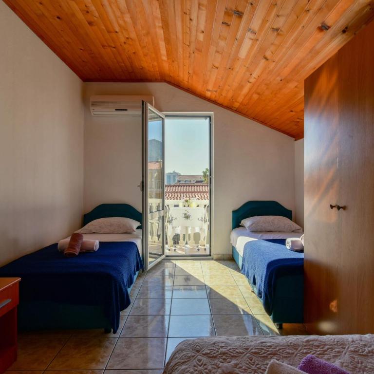 Rooms and Apartments Oregon - Quadruple Room with Balcony - 4