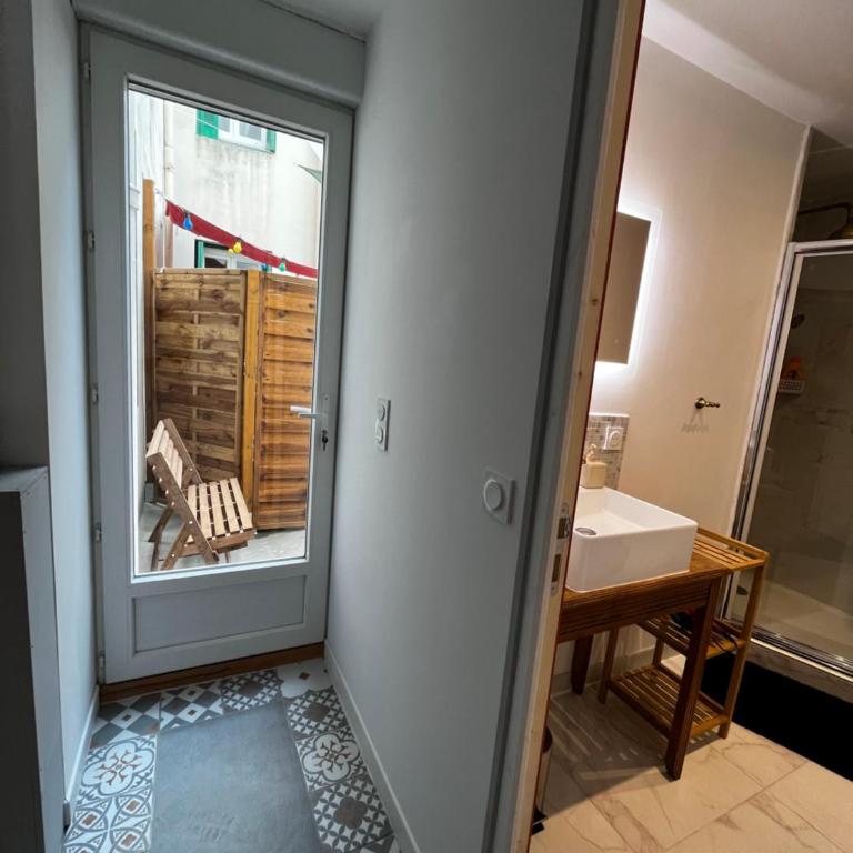 Escapade dans grand T2 de charme avec terrasse - Proche Gare et Centre ville - One-Bedroom Apartment - 28